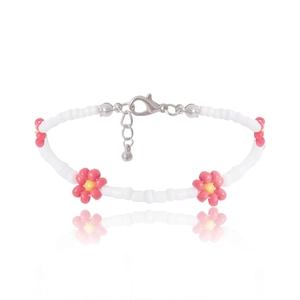 Detalle del collar de cuentas blancas con margaritas de resina rosa y cadena de extensión ajustable