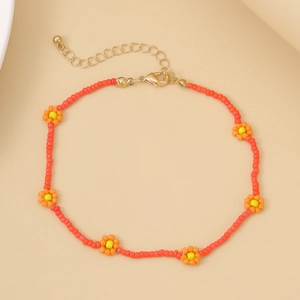 Vista detallada del collar de flores de cuentas de colores con cierre de mosquetón dorado