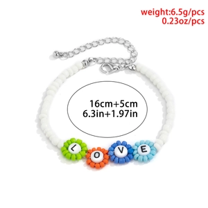 Detalle de la pulsera de cuentas LOVE con flores coloridas, largo 16+5cm y peso de 6,5g