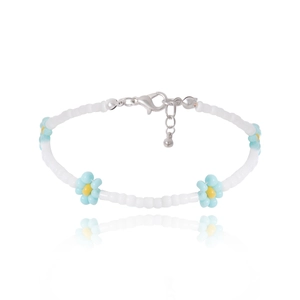 Detalle de collar de cuentas blancas con flores azules y cierre de langosta plateado
