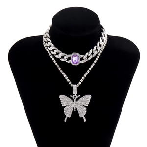 Detail der silbernen Cubankette mit lila Edelstein und großem Diamant-Schmetterlingsanhänger