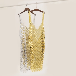 Dettaglio della catena per il corpo con paillettes traforate in oro e argento