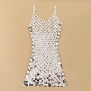 Dettaglio della catena per il corpo con paillettes argento e trama a squame metalliche