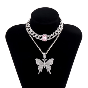 Nahaufnahme der silbernen Gliederkette mit Schmetterlingsanhänger und rosa Edelstein