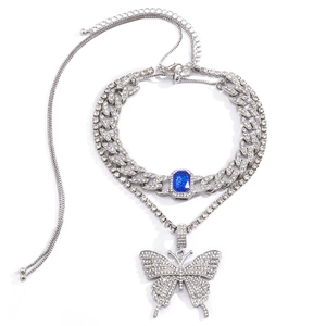 Detailansicht der silbernen Gliederkette mit blauem Edelstein und Schmetterling-Anhänger