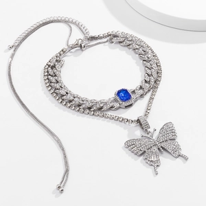 Detail der silbernen Panzerkette mit Diamant-Schmetterling und rechteckigem blauem Edelstein