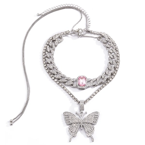 Zweilagige silberne Cuban-Kette mit rosa Edelstein und Kristall-Schmetterlingsanhänger