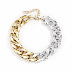 Détail du collier à grosse maille gourmette bicolore or et argent avec fermoir mousqueton