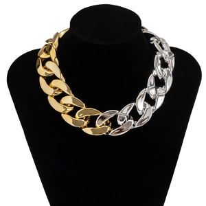 Détail du collier chaîne cubaine bicolore or et argent sur un support de mannequin noir
