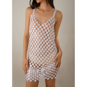 Détail des paillettes blanches translucides et structure d'anneaux du mini robe