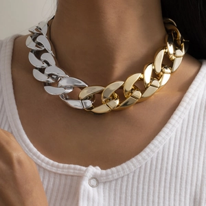 Collier à grosse maille gourmette bicolore or et argent style punk sur mannequin