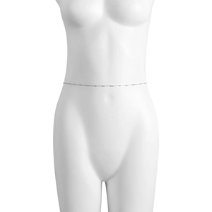 Dettaglio di una catena per il corpo in argento minimalista con perline su manichino