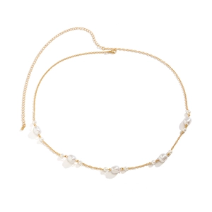 Dettaglio di elegante catena in metallo dorato con perle barocche e chiusura a moschettone