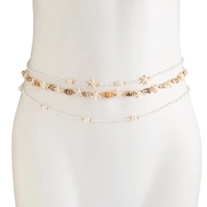 Détail de la chaîne de taille bohème multicouche avec coquillages, étoiles de mer et perles