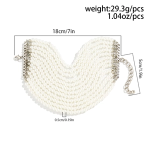 Detalle de pulsera de perlas multicapa con dimensiones y cierre de mosquetón plateado