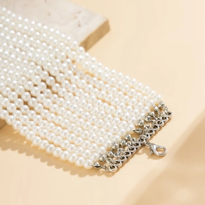Detalle del collar choker de 10 filas de perlas con cierre de mosquetón plateado y brillo