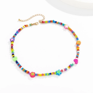 Detail der handgefertigten bunten Perlenkette mit Smiley-Blumen und goldenem Verschluss