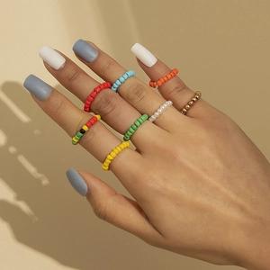 Buntes Perlenring-Set für Damen im Boho-Strandstil mit goldfarbenen Akzentperlen