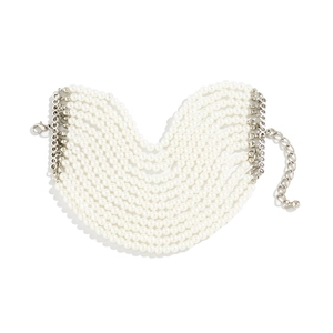Detalle del collar de perlas multicapa con cierre de langosta plateado y cadena ajustable