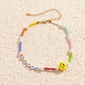 Detail der Perlenkette mit BABY-Buchstabenperlen, gelbem Smiley und goldenem Verschluss