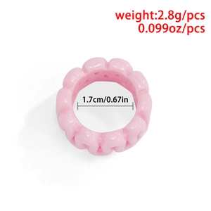 Pink resin geometric ring with wave texture showing weight 2.8g and 1.7cm inner diameter