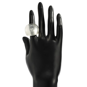 Detail eines klobigen, weiß-transparenten Harzrings mit der Nummer 8 auf Handmodell