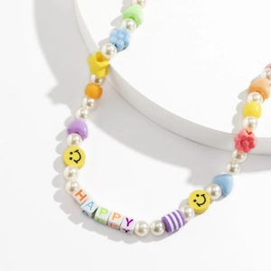 Detail der Perlenkette mit Smiley, Sternen, Herzen und HAPPY Buchstaben-Perlen