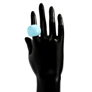 Klobiger hellblauer Harzring auf einer schwarzen Schaufensterpuppe für einen modischen Look