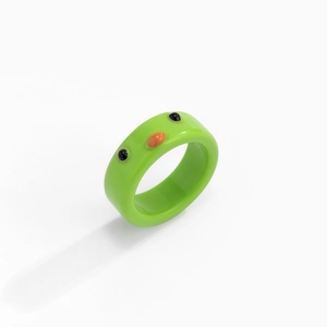 Süßer grüner Harzring im Vogel-Design mit 3D-Augen und Schnabel auf weißem Hintergrund
