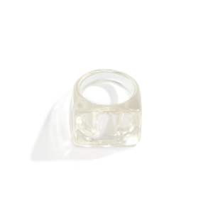 Vue détaillée d'une bague carrée en résine transparente en matériau acrylique