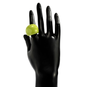 Nahaufnahme eines neongrünen Acrylrings an einem schwarzen Handmodell