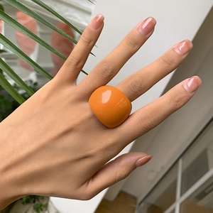 Minimalistischer übergroßer orangefarbener geometrischer Ring aus Harz für Damen