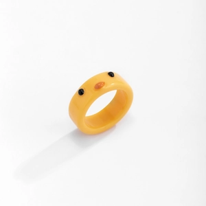 Nahaufnahme eines gelben Harzrings mit niedlichem minimalistischem 3D-Küken-Design