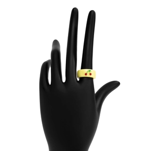 Nahaufnahme eines gelben Harzrings mit einem niedlichen roten Kirschmuster-Design