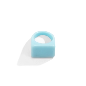 Vue détaillée d'une bague géométrique en résine bleu clair avec une large face plate