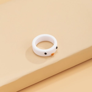 Nahaufnahme eines weißen Harzrings mit niedlichem 3D-Hühnchengesicht und orangefarbenem Schnabel