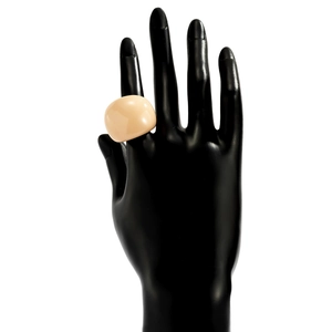 Detailansicht eines übergroßen cremefarbenen Acrylrings im geometrischen Design