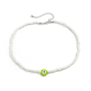Detalle del collar de cuentas con flor verde y colgante blanco con la letra B