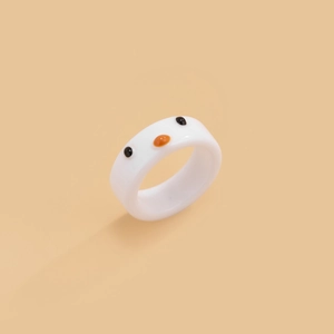 Makroaufnahme eines weißen Harzrings mit einem niedlichen 3D-Vogelgesicht im Comic-Stil
