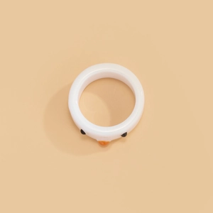 Nahaufnahme eines süßen weißen Harzring-Kükens mit schwarzen Augen und orangem Schnabel