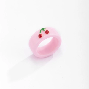 Detail eines durchscheinenden rosa Harzrings mit 3D-Kirsch- und Blumendesign