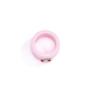 Detailansicht eines rosa Harzrings mit roten 3D-Kirschen und grünen Blattelementen