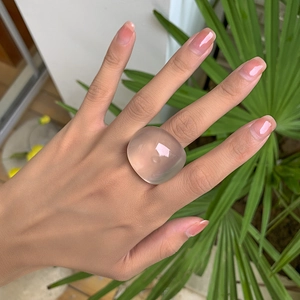 Minimalistischer lila Harzring mit durchscheinendem kurvigem Design im Freien getragen