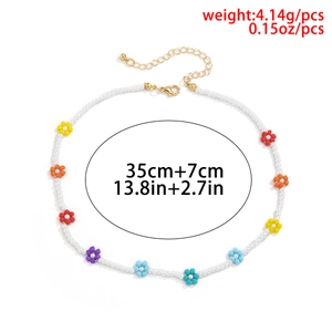 Collana boho con margherite colorate e perle bianche con chiusura in oro