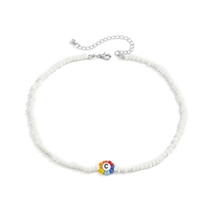 Vista detallada de collar de cuentas blancas con flor arcoíris y colgante letra C