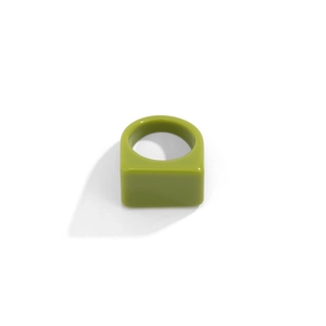 Vue détaillée de la bague géométrique en résine vert avocat à texture polie lisse