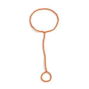 Dettaglio della catena da mano in perline arancioni con anello e bracciale uniti