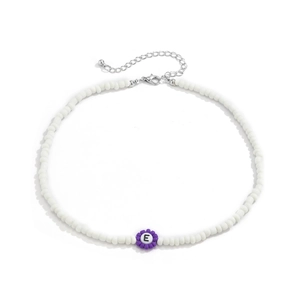 Detalle de collar de cuentas con dije de flor púrpura y cuenta acrílica con letra E