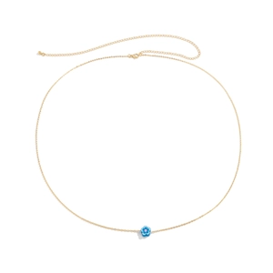 Dettaglio di una catena da vita dorata con ciondolo a fiore blu e rosa delicato e chiusura