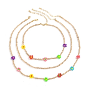 Set dettagliato di tre collane bohémien di perline con fiori colorati tessuti a mano